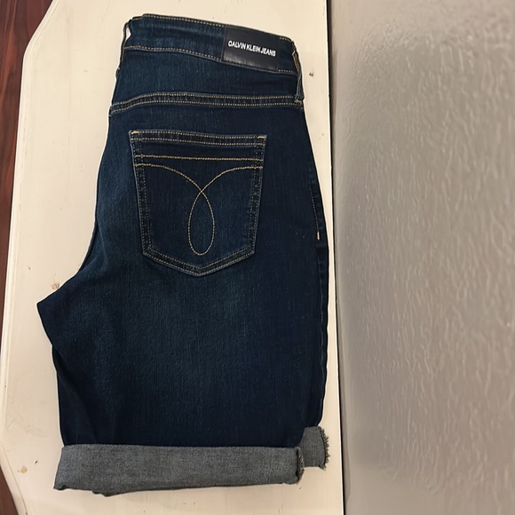 Women jeans shorts by Calvin Klein mid leg length - Picture 2 of 4